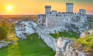 Ruiny zamku na skale, część Szlaku Orlich Gniazd. Ile zamków można zobaczyć w okolicy?