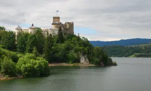 Niedzica-zamek trasa: malowniczy zamek na wzgórzu nad jeziorem, otoczony zielenią. Idealne miejsce na wycieczkę.