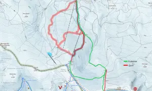 Mapa turystyczna z zaznaczonymi trasami Podejście (zielona) i Zjazd (czerwona) w rejonie Łabskiego Szczytu.
