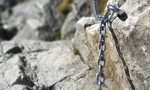 Łańcuchy na Giewoncie pomagają w trudnym podejściu. Metalowe ogniwa pewnie trzymają się skały.