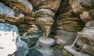 Niezwykłe błędne skały Szczeliniec Wielki tworzą labirynt. W centrum stoi grzyb skalny, jakby wyrzeźbiony przez naturę.