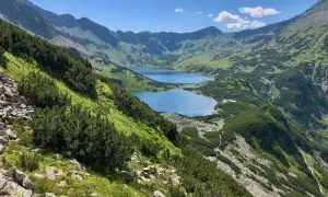 Widok na Morskie Oko i Dolinę Pięciu Stawów w jeden dzień. Błękitne jeziora otoczone zielonymi zboczami Tatr.