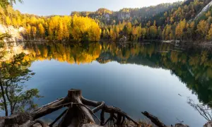 Jesienne barwy lasu odbijają się w spokojnej tafli jeziora. Skalne miasto i jego trasa zachwycają o tej porze roku.