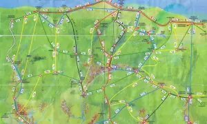 Mapa szlaków turystycznych Karkonoszy, region Karpacza. Widoczne liczne szlaki piesze, punkty widokowe i schroniska.