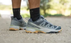 Szare buty trekkingowe Salomon X Ultra 360 na kamienistej ścieżce.