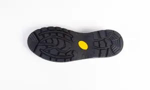 Czarna podeszwa z agresywnym bieżnikiem i żółtym logo Vibram. Idealna na górskie wędrówki, zapewni pewność każdego kroku.