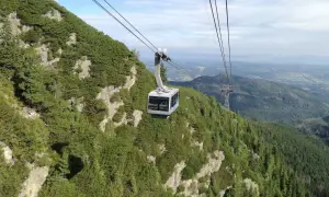 Kolejka linowa wjeżdża na zbocze górskie. Z Kasprowego Wierchu na Giewont idzie się długo, ale widoki są piękne.