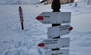 Zimowy szlak w Tatrach. Znaki wskazują drogę na Rysy, Czarny Staw pod Rysami i Morskie Oko.