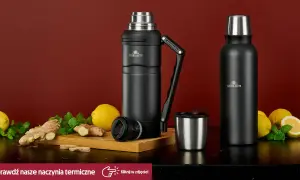 Czarny termos Gerlach z uchwytem i kubkiem, idealny na wyprawę w góry. Obok cytryny, imbir i mięta.