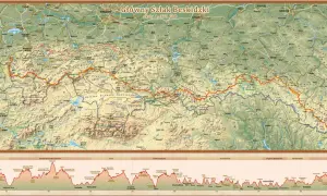 Mapa turystyczna z zaznaczonym Głównym Szlakiem Beskidzkim, biegnącym przez malownicze pasma górskie.
