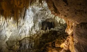 Wnętrze jaskini mroźnej, pełne stalaktytów i stalagmitów, tworzących niezwykłe formacje skalne.