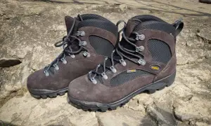 Brązowe buty trekkingowe Aku Camana Fitzroy, gotowe na górskie wyzwania.