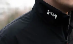 Czarna kurtka z białym logo HH. Helly Hansen co to za firma? To marka odzieży technicznej, idealna na przygody.