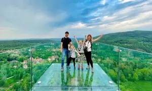 Rodzina cieszy się widokiem z tarasu widokowego sky walk Świeradów.