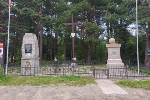 Pomnik na przełęczy Rydza Śmigłego. Monument upamiętnia marszałka Edwarda Rydza-Śmigłego.