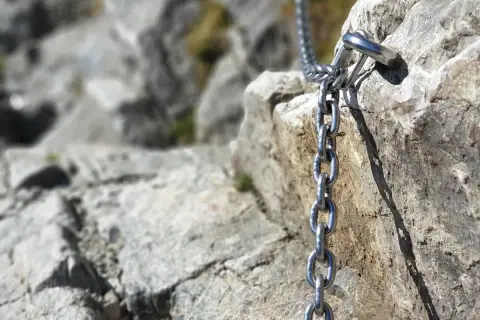 Łańcuchy na Giewoncie pomagają w trudnym podejściu. Metalowe ogniwa pewnie trzymają się skały.