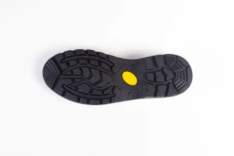 Czarna podeszwa z agresywnym bieżnikiem i żółtym logo Vibram. Idealna na górskie wędrówki, zapewni pewność każdego kroku.