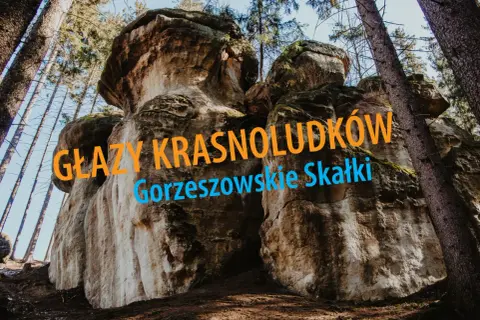 Potężne głazy krasnoludków w Gorzeszowskich Skałkach, otoczone lasem.
