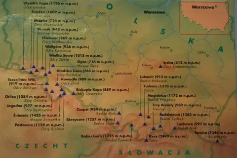 Mapa Polski z zaznaczonymi szczytami i ich wysokościami. Poznaj korona gór polskich ile szczytów wznosi się nad nami.