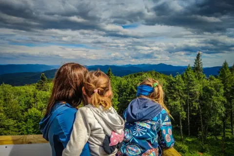 Rodzina podziwia malownicze Bieszczady z dziećmi. Wspaniały widok na góry i lasy.