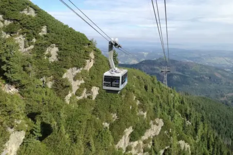 Kolejka linowa wjeżdża na zbocze górskie. Z Kasprowego Wierchu na Giewont idzie się długo, ale widoki są piękne.