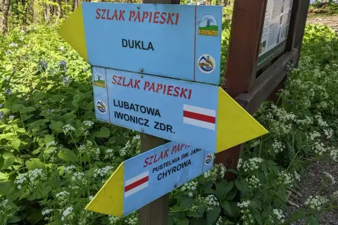 Rozdroże szlaków papieskich: Dukla, Lubatowa, Iwonicz Zdr., Pustelnia Św. Jana, Chyrowa. Wiosna w Beskidzie Niskim.