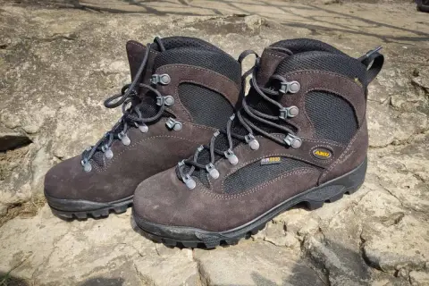 Brązowe buty trekkingowe Aku Camana Fitzroy, gotowe na górskie wyzwania.