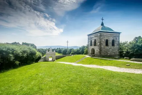 Kamienna wieża i zabytkowa brama na Łysej Górze, gdzie znajduje się klasztor.