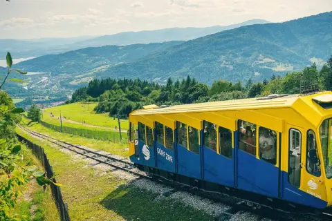Kolejka linowo-terenowa "Góra Żar" wjeżdża na szczyt, oferując pasażerom malownicze widoki na Beskidy.