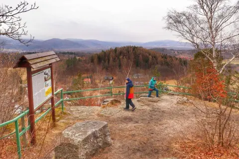 Widok z góry Witosza na jesienny krajobraz. Dwie osoby podziwiają panoramę.