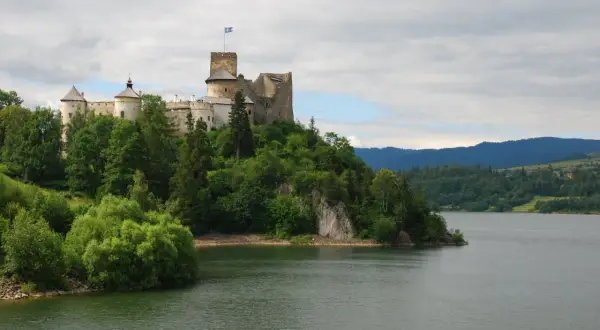 Niedzica-zamek trasa: malowniczy zamek na wzgórzu nad jeziorem, otoczony zielenią. Idealne miejsce na wycieczkę.