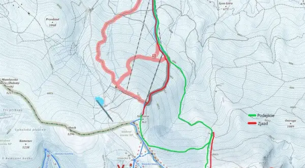 Mapa turystyczna z zaznaczonymi trasami Podejście (zielona) i Zjazd (czerwona) w rejonie Łabskiego Szczytu.