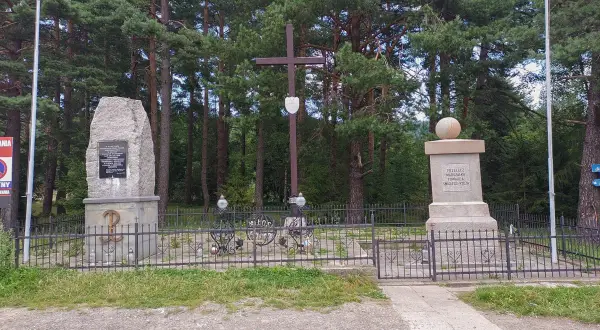 Pomnik na przełęczy Rydza Śmigłego. Monument upamiętnia marszałka Edwarda Rydza-Śmigłego.