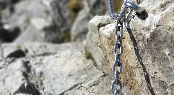Łańcuchy na Giewoncie pomagają w trudnym podejściu. Metalowe ogniwa pewnie trzymają się skały.