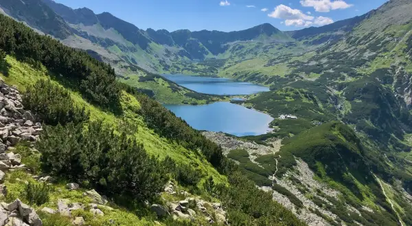 Widok na Morskie Oko i Dolinę Pięciu Stawów w jeden dzień. Błękitne jeziora otoczone zielonymi zboczami Tatr.