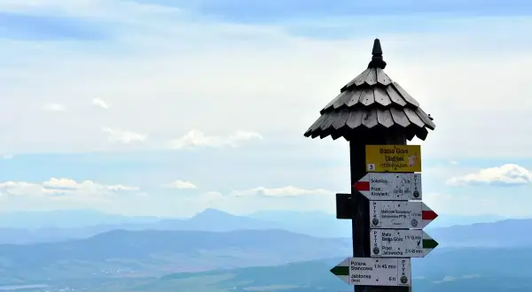 Droga na szczyt Babiej Góry Diablak, której wysokość to 1725 m n.p.m. Wskazówki pokazują szlaki.