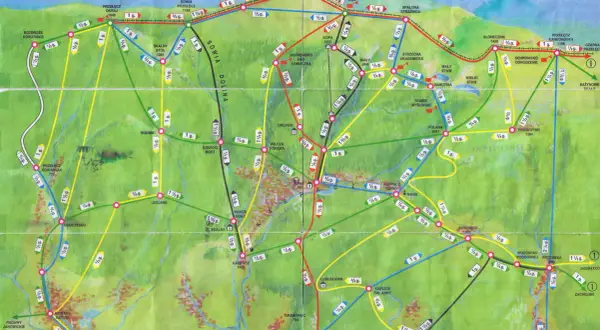 Mapa szlaków turystycznych Karkonoszy, region Karpacza. Widoczne liczne szlaki piesze, punkty widokowe i schroniska.