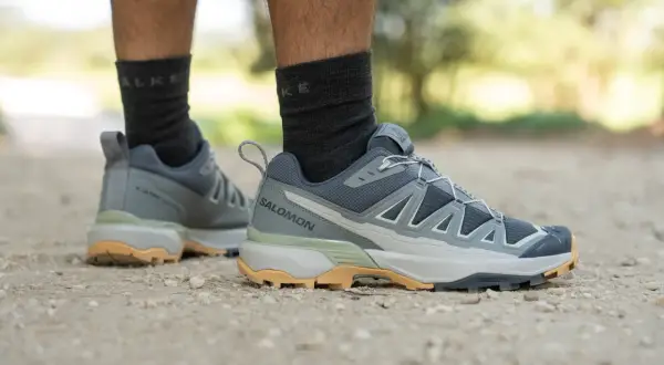 Szare buty trekkingowe Salomon X Ultra 360 na kamienistej ścieżce.