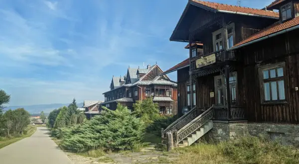Drewniane wille w osadzie Czorsztyn, z charakterystyczną architekturą i zielenią, zapraszają do podróży w czasie.