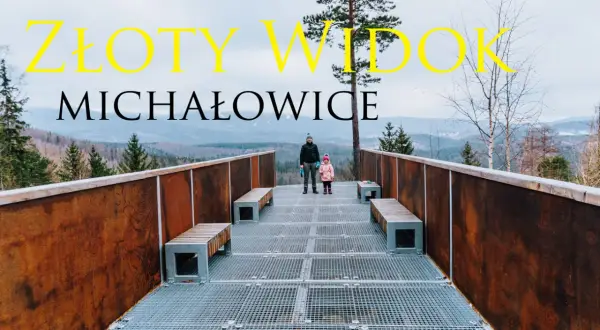 Złoty widok Michałowice. Dwoje ludzi na platformie widokowej z metalową kratownicą i ławkami, w tle góry i las.