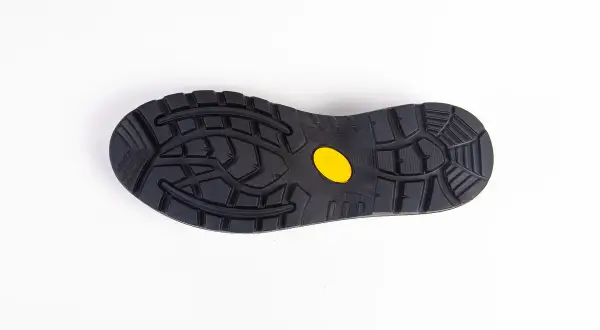 Czarna podeszwa z agresywnym bieżnikiem i żółtym logo Vibram. Idealna na górskie wędrówki, zapewni pewność każdego kroku.