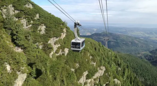 Kolejka linowa wjeżdża na zbocze górskie. Z Kasprowego Wierchu na Giewont idzie się długo, ale widoki są piękne.