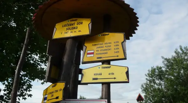 Rozcestník v Tatrách. Szlak na Krywań zajmie 4:15h. Inne szlaki prowadzą do Furkoty, Jamskiego Plesa i Podbańskiego.