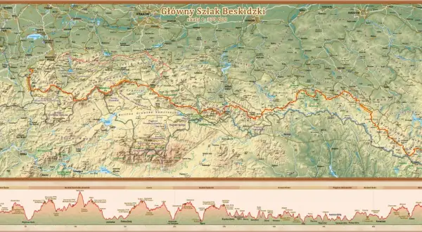 Mapa turystyczna z zaznaczonym Głównym Szlakiem Beskidzkim, biegnącym przez malownicze pasma górskie.