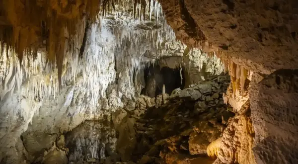 Wnętrze jaskini mroźnej, pełne stalaktytów i stalagmitów, tworzących niezwykłe formacje skalne.