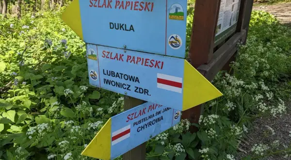 Rozdroże szlaków papieskich: Dukla, Lubatowa, Iwonicz Zdr., Pustelnia Św. Jana, Chyrowa. Wiosna w Beskidzie Niskim.