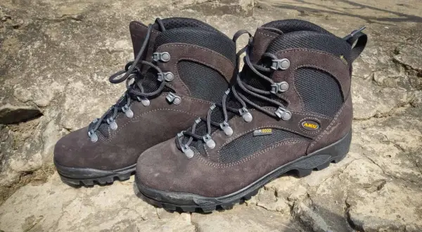 Brązowe buty trekkingowe Aku Camana Fitzroy, gotowe na górskie wyzwania.