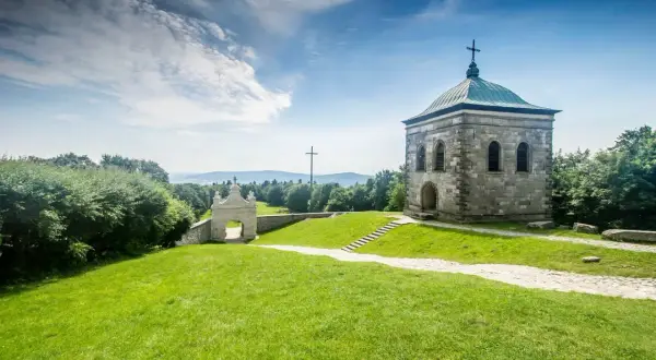 Kamienna wieża i zabytkowa brama na Łysej Górze, gdzie znajduje się klasztor.
