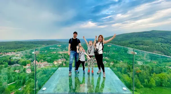 Rodzina cieszy się widokiem z tarasu widokowego sky walk Świeradów.