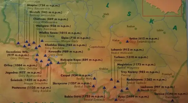 Mapa Polski z zaznaczonymi szczytami i pasmami górskimi, tworzącymi "korona gór polskich plan".